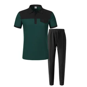 Detailansicht des dunkelgrünen und schwarzen Waffelstrick-Polo-Sets für Herren.