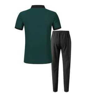 Rückansicht eines lässigen dunkelgrünen Waffelstrick-Poloshirts und schwarzer Hose