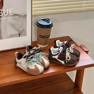 Stilvolle Retro-Sneaker für Kinder in Braun und Beige für Jungen und kleine Mädchen