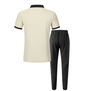 Rückansicht des zweiteiligen Waffelstrick-Sets für Herren mit Poloshirt und Hose.