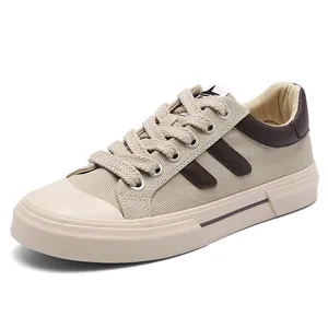 Zapatillas beige elegantes para hombre con detalles marrones y diseño de cordones.