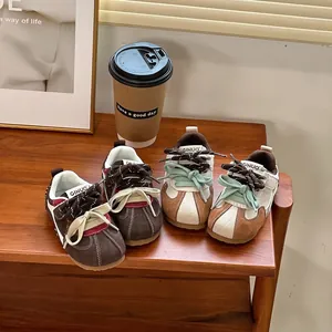 Modische Kinder-Retro-Sneaker in Kontrastfarben mit Schnürsenkeln für den Alltag