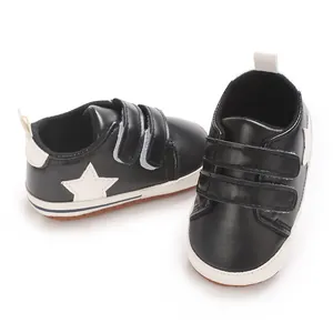 Vista dettagliata di scarpe primi passi nere per neonati con stella bianca e velcro