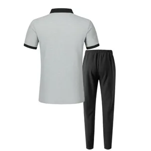 Rückansicht des grauen Waffelstrick-Polo-Sets mit schwarzer Hose für Herren im Detail