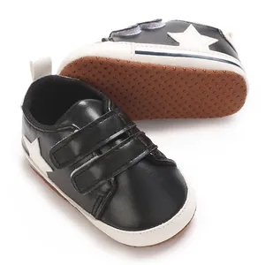Vista dettagliata di scarpe per neonati nere con stelle e suola morbida antiscivolo