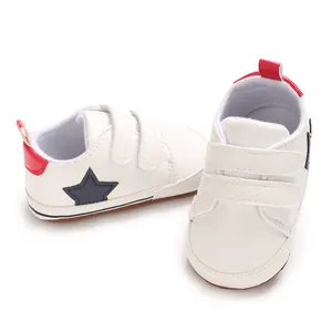 Vista laterale e frontale di scarpe da neonato bianche con stella blu e tacco rosso.