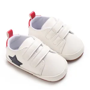 Vista dettagliata delle scarpe primi passi bianche per neonati con chiusura a strappo e stella