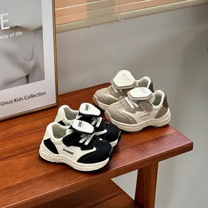 Zapatillas deportivas cómodas para niños y niñas con suela blanda en colores negro y beige