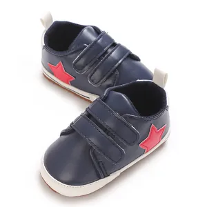 Vista dettagliata delle scarpine per neonato blu navy con stella e velcro