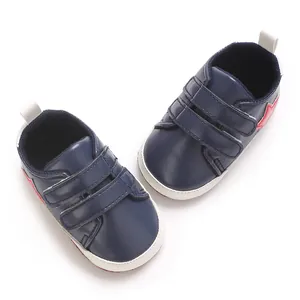 Vista dettagliata delle scarpine primi passi blu navy con stella rossa e doppia chiusura a strappo