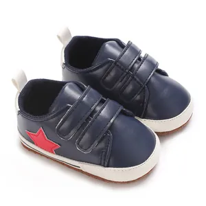 Primo piano di scarpe da camminata per neonati blu navy con stella rossa e velcro regolabile