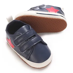 Dettaglio scarpe primi passi blu navy per neonato con stella rossa e suola antiscivolo