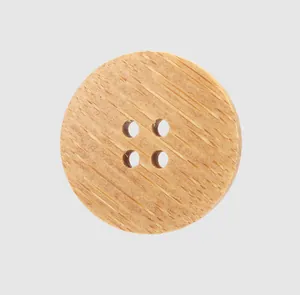 Vue détaillée d'un bouton rond en bambou naturel à quatre trous avec grain de bois