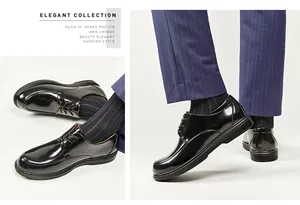 Detalle de zapatos derby de charol negro brillante para hombre, estilo elegante.