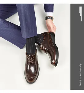 Primer plano de zapatos Derby de cuero marrón brillante para hombre formal