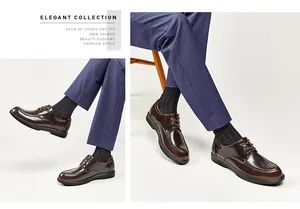 Detalle de elegantes zapatos Derby de hombre en marrón brillante con pantalón de traje a rayas