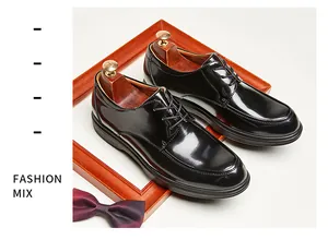 Elegantes zapatos Derby de charol negro para hombre con acabado brillante y punta redonda