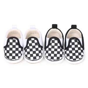 Primer plano de zapatos de lona para bebé con cuadros blancos y negros clásicos