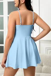 Vista trasera de vestido azul claro de tirantes finos talla grande con espalda descubierta.