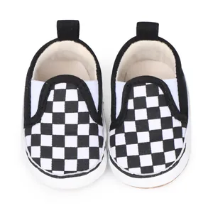 Vista superior de zapatos de lona para bebé con patrón de cuadros blancos y negros