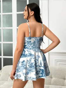 Vista trasera de un vestido de tirantes talla grande con estampado de toile azul y blanco.