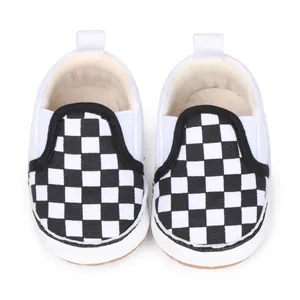 Vista detallada de zapatos de lona para bebé con patrón de cuadros blancos y negros