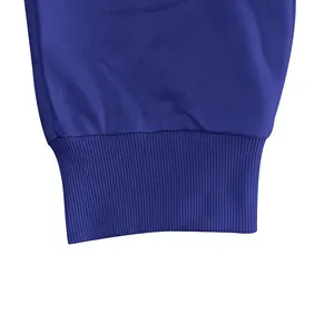 Gedetailleerde close-up van de blauwe geribbelde manchet op een casual joggingbroek