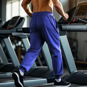 Achteraanzicht van een comfortabele blauwe sportbroek met elastische manchetten in de gym