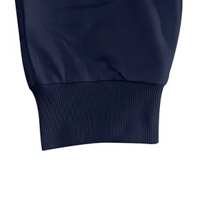 Detailopname van een donkerblauwe joggingbroek met de elastische ribboordstructuur.