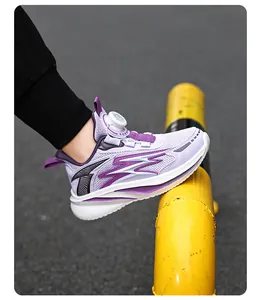 Detail of purple children's sneakers featuring a breathable mesh and rotating buckle.