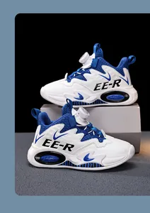 Dettaglio di scarpe da basket per bambini blu e bianche con fibbia rotante moderna.