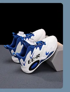 Vista dettagliata delle scarpe da basket blu e bianche per bambini con sistema a fibbia rotante