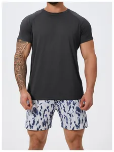 Λεπτομέρεια γκρι ανδρικού αθλητικού t-shirt με ύφασμα που στεγνώνει γρήγορα και στενή γραμμή.
