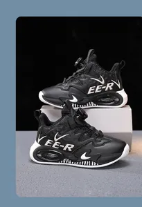 Scarpe da basket nere professionali per bambini con pelle e chiusura a pulsante.