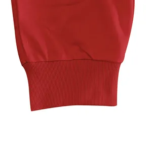 Detailopname van de hoogwaardige geribbelde elastische manchet van de rode heren joggingbroek