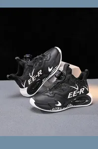 Dettaglio di scarpe da basket per bambini in pelle nera con sistema di chiusura a rotella
