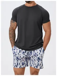 Λεπτομερής όψη ενός ανδρικού αθλητικού t-shirt που στεγνώνει γρήγορα για γυμναστήριο