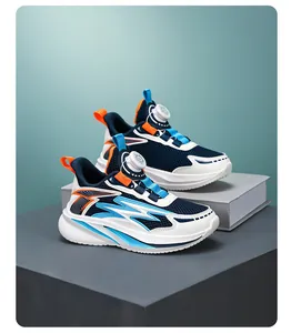 Ademende kindersportschoenen in marineblauw en wit met een handige roterende gespsluiting