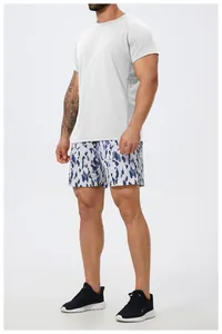Λεπτομερής προβολή ανδρικού αθλητικού t-shirt σε λευκό χρώμα που στεγνώνει γρήγορα