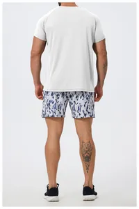 Πίσω λεπτομέρεια ενός λευκού αθλητικού t-shirt με αναπνεύσιμο υλικό πλέγματος για άνδρες.