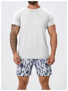 Κοντινό πλάνο ανδρικού γκρι αθλητικού t-shirt από πλέγμα που στεγνώνει γρήγορα γυμναστήριο