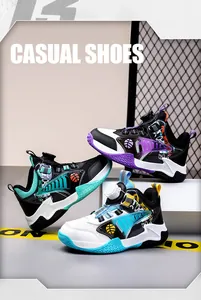 Meerkleurige basketbalschoenen voor kinderen met mesh en een draaiknopsluiting.
