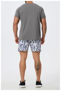 Πίσω όψη γκρι ανδρικού αθλητικού T-shirt που στεγνώνει γρήγορα για γυμναστήριο και προπόνηση