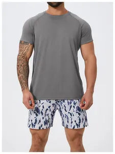 Κοντινό πλάνο γκρι αθλητικού t-shirt γρήγορου στεγνώματος σε μυώδες μοντέλο γυμναστικής