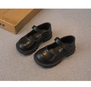 Detailansicht der schwarzen Mädchen Mary Jane Schuhe mit einer modernen Plateausohle
