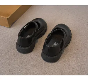 Detailansicht der Rückseite und dicken Sohlen schwarzer Mary Jane-Schuhe für Mädchen.