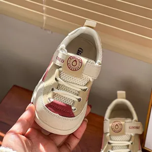 Primer plano de zapatillas de malla transpirable para niños con detalles rojos y velcro