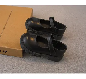 Detailansicht schwarzer Plateau-Mary-Jane-Schuhe für Mädchen mit dicker Sohle