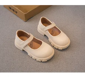 Nahaufnahme der eleganten beigen Plateau Mary Jane Lederschuhe für Mädchen mit runder Kappe