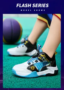 Een actiefoto van basketbalschoenen voor kinderen met draaisluiting en ademend mesh